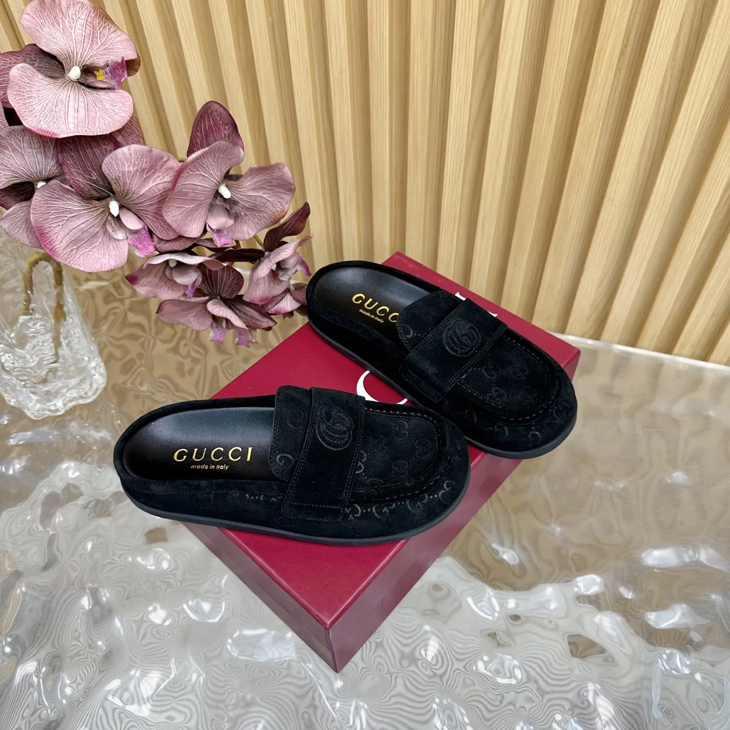 💕💕Factory direct selling price p460💕💕Synchronized spring and summer new styles at the counter⚠️Gucci new spring and summer double G fabric beach sandals thick soles Birkenstock slippers ———————————— G family always impresses people when it comes to embodying a sense of high-end. It looks like a simple style, but it is inexplicably high-end on the feet. It is very sexy, allowing you to easily match it to show off various styles👍 The upper is made of imported nubuck leather The interior is made of imported sheepskin and the original genuine leather outsole Size: 35-40